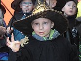 O čarodějnický průvod Benešovem se postaraly děti z MŠ Berušky.