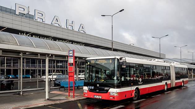 Autobus MHD před budou Letiště Václava Havla v Praze. Ilustrační foto.