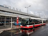 Autobus MHD před budou Letiště Václava Havla v Praze. Ilustrační foto.