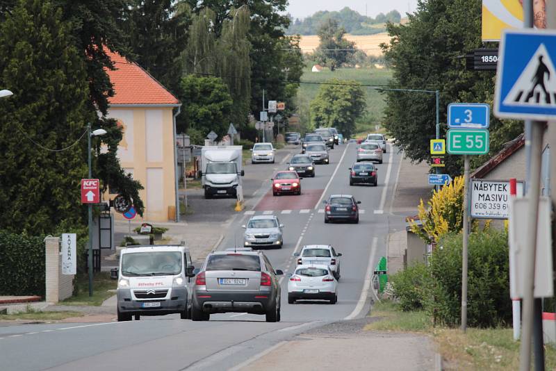 Protesty v Olbramovicích kvůli oddalování stavby obchvatu.