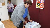 Do volební místnosti ve Struhařově přišlo za páteční den mnoho voličů.