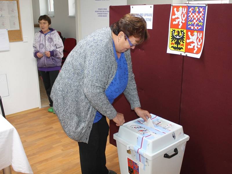 Do volební místnosti ve Struhařově přišlo za páteční den mnoho voličů.