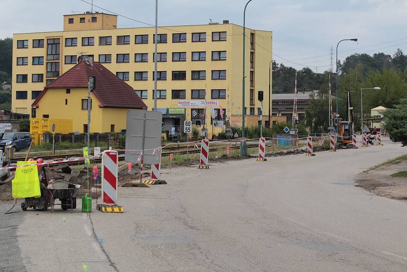 Současná výstavba chodníků v Týnci nad Sázavou. Buduje se v Pražské ulici od přejezdu k nádraží.