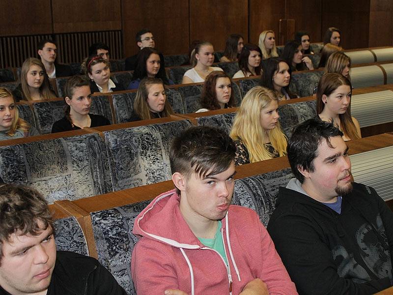 Středočeští studenti prezentovali možné úspory energií a využití obnovitelných zdrojů na konferenci Enersol. 