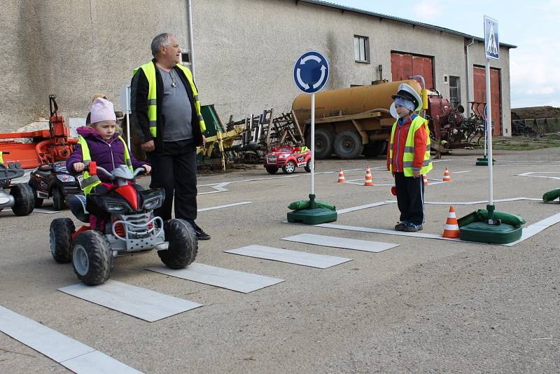 Mobilní hřiště navštívilo obec Ratměřice. Děti si tak mohly vyzkoušet silniční provoz v praxi.