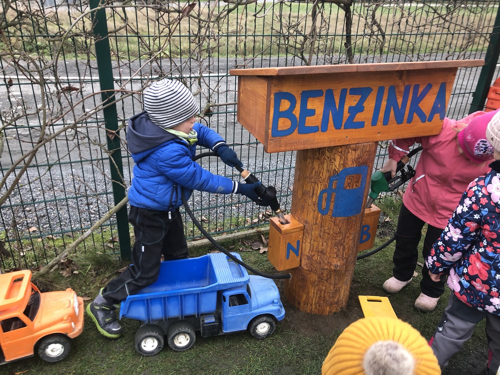 OBRAZEM: Děti z mateřinky MiniSvět tankují na nové benzince - Benešovský  deník