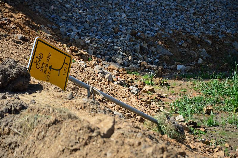 Rekonstrukce Pivovarského rybníka jde do finále, i když stavební povolení má akce až do května příštího roku. Snímek zachycuje situaci 3. září 2021.