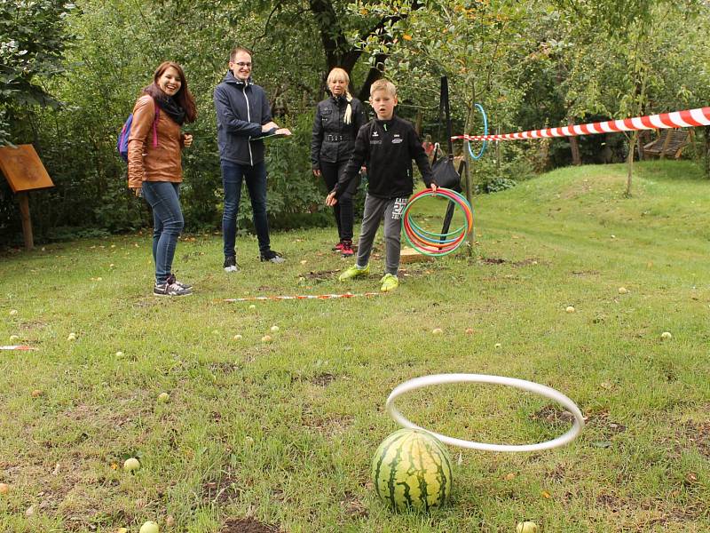 Melounová slavnost se konala v zahradě Spolkového domu sourozenců Roškotových na Palackého náměstí.