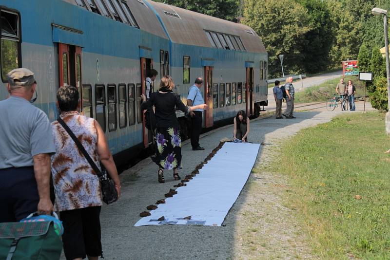 Sympozium umělců z Česka a Německa mělo vyvrcholení při open air výstavě v Poříčí nad Sázavou. 