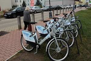 Loni, v prvním roce projektu sdílených kol v Benešově využívali cyklisté 16 stanovišť, na nichž bylo umístěno 50 bicyklů. Stanovišť bude letos o deset víc a přibude také dalších 30 kol.