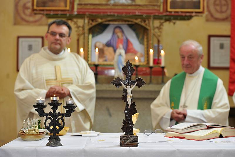 Momentky z připomínky 800. výročí kostela sv. Jakuba a Filipa na Chvojně.