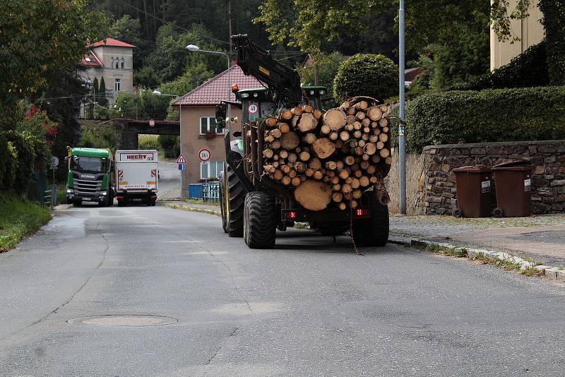 Podjezd pod železnicí s výpadovkou ze Sázavy k dálnici D1. Pohled z  Benešovské ulice.