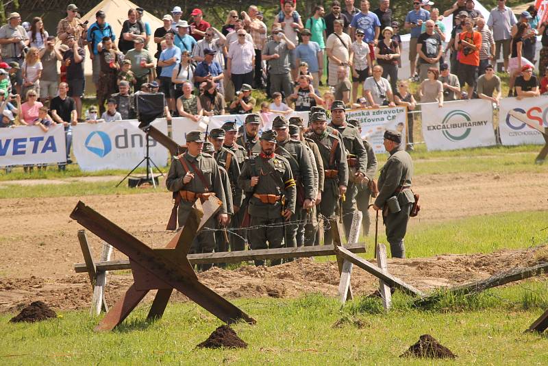 Vojenské technické muzeum se opět po roce velkolepě otevřelo veřejnosti. Dvacátou druhou sezonu zahájil průlet letounů i ukázka bitvy u Zborova.