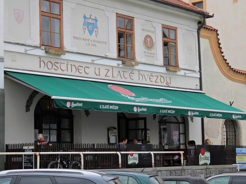 Benešovská restaurace s předzahrádkou.