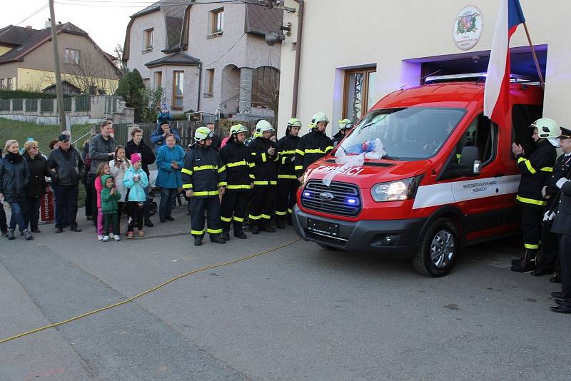 V Heřmaničkách křtili nové hasičské auto.