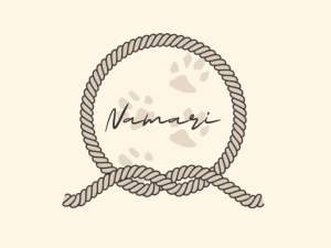 Logo studentské firmy Namari (výroba obojků a vodítek pro psy) z Vyšší odborné školy a Střední zemědělské školy Benešov.