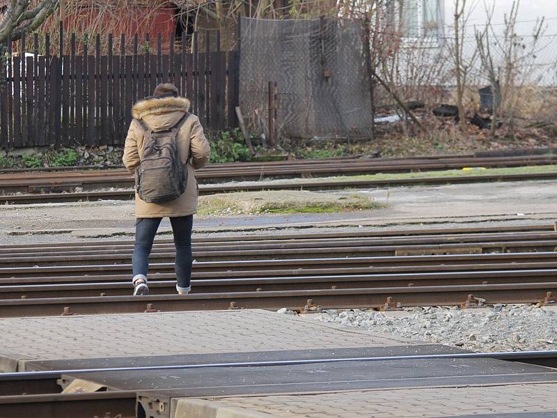 Brzdná dráha rozjeté vlakové soupravy, která ve směru od Čerčan může vjíždět 80 km/h a od Bystřice se řítí až 120 km/h, při použití rychlobrzdy může dosáhnout s ohledem na celkovou hmotnost vlaku i aktuální adhezní podmínky 300 až 600 metrů.  