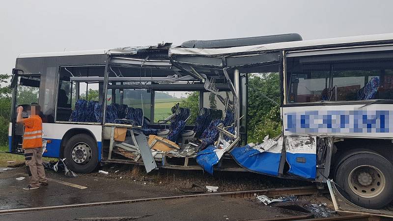 Střet autobusu a vlaku na železničním přejezdu u obce Struhařov 14. června 2020