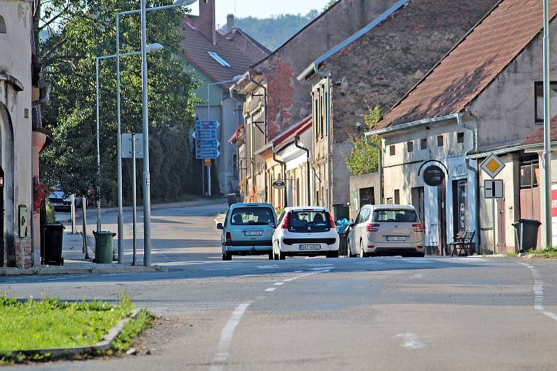 Pražská ulice v Neveklově.