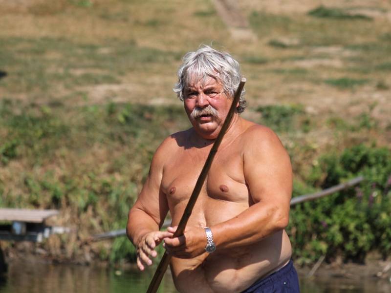 Mates převáží lidi z jednoho břehu řeky Sázavy ve Zlenicích na druhý už 23 let.