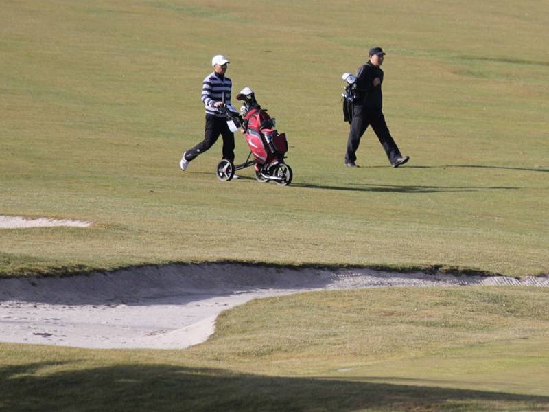 Zatímco jedni nazuli na nohy lyže, druzí se vydali na golfové hřiště.