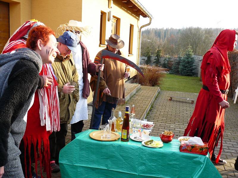 Masopust zahájili také v Pyšelích, a to tradičním průvodem masek.