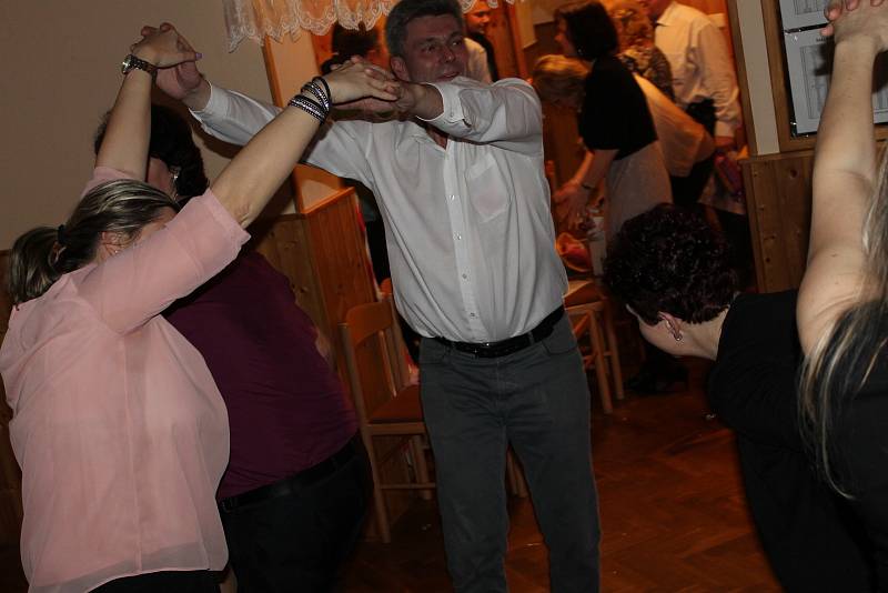 Hasičský ples rozvířil zábavu v kondracké restauraci.