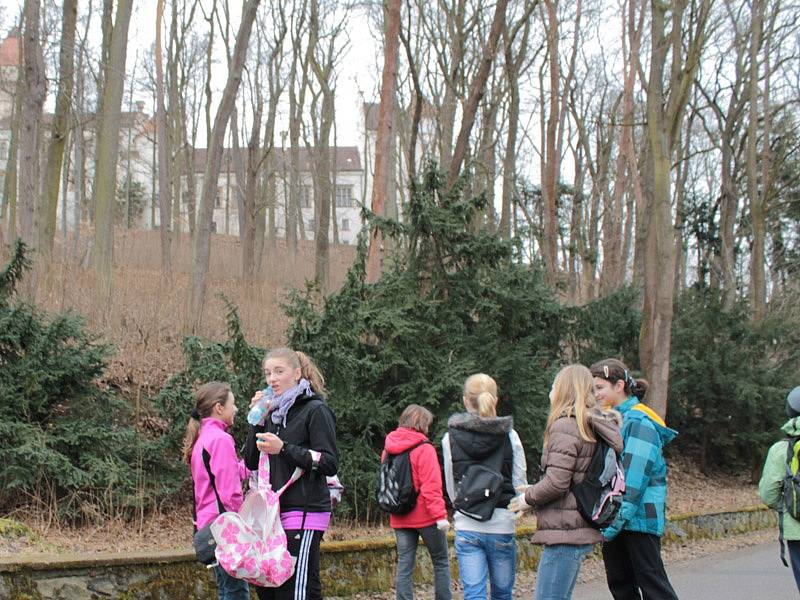 Školáci ze ZŠ Dukelská uklízeli zámecký park.