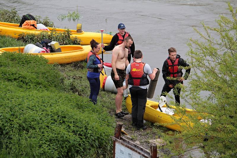 Vodáci si v neděli 23. května nenechali ujít příležitost pro své hobby. Ideální výšku hladiny využili k plavbě z Týnce nad Sázavou do Pikovic.