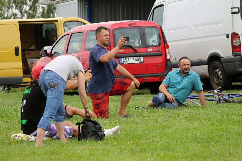 Letecký den s replikami historických strojů se v Nesvačilech nakonec nekonal. Návštěvníkům alespoň zazpíval Štěpán Kojan.