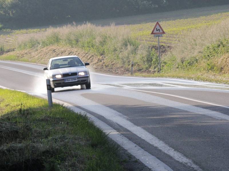 Voda z pole vytéká na vozovku už i po běžných deštích.