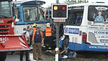 Ke srážce vlaku s autobusem došlo u Struhařova na Benešovsku v neděli 14. června.