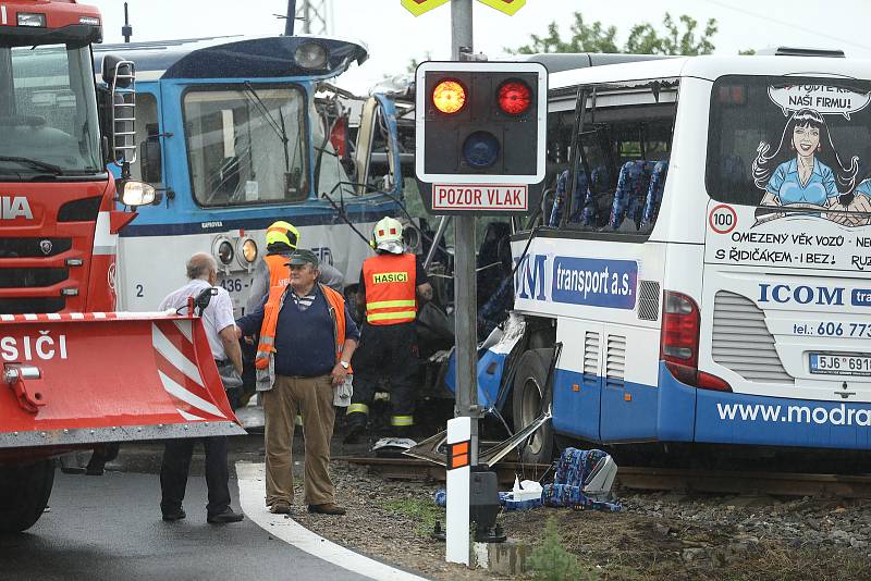 Ke srážce vlaku s autobusem došlo u Struhařova na Benešovsku v neděli 14. června.