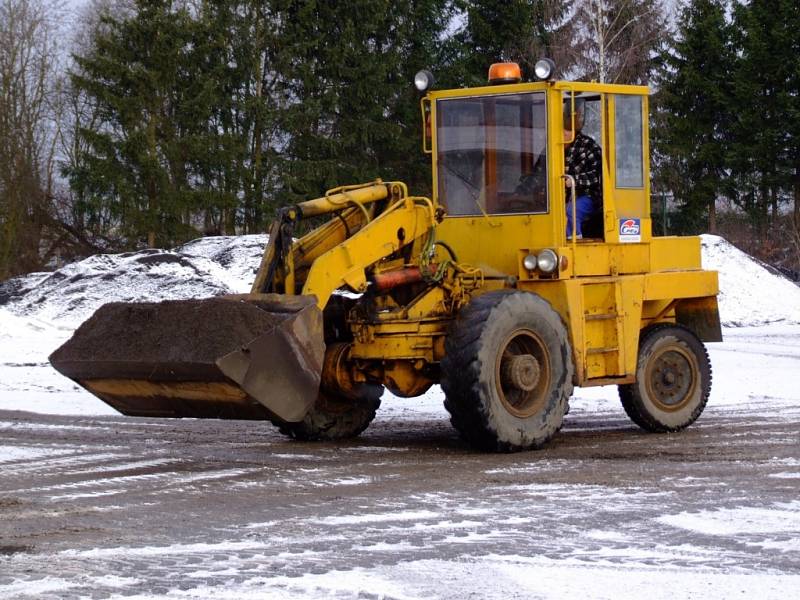 Posypového materiálu mají silničáři díky mírné zimě zatím dostatek.