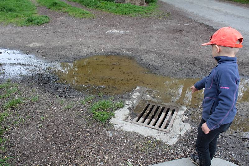 Udržet vodu v městské krajině pomůže v Týnci nad Sázavou výstavba tůněk na strouze mezi garážemi a ulicí K Zeleným vratům.