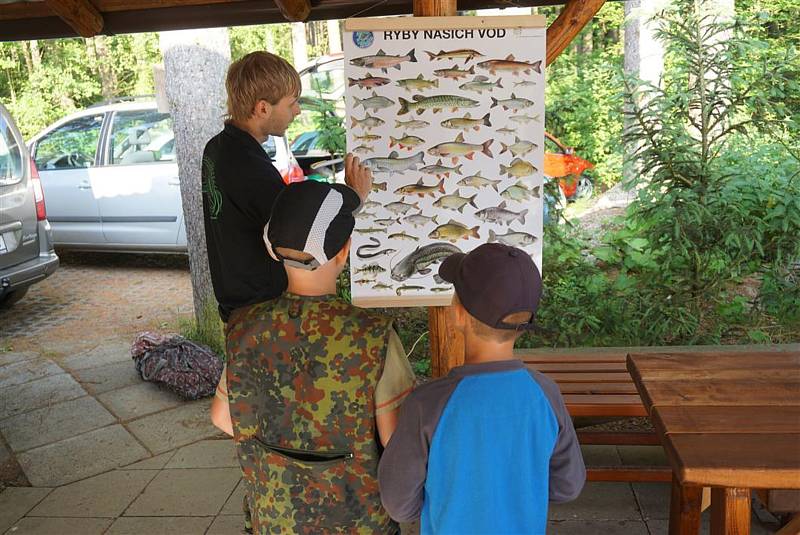 Dětských rybářských závodu na nádrži Záhorská se zúčastnilo přes třicet malých nadšenců do rybolovu.