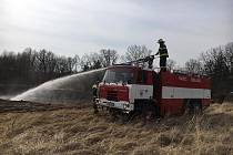 Požár staré trávy u hřiště ve Vlašimi na ploše 20 krát 100 metrů.