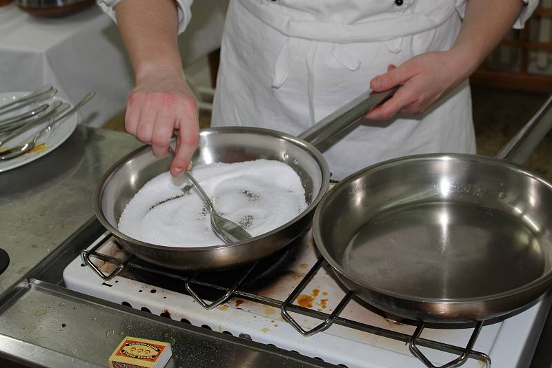 Ve vlašimském zámku předvedly studentky prvního ročníku, jak se dělají výborné flambované palačinky.