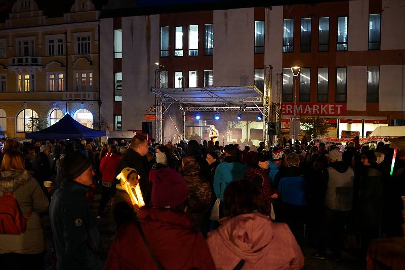 Zahájení adventu a rozsvícení vánočního stromku ve Voticích.