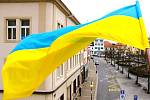Ukrajinská vlajka na budově radnice v Benešově.