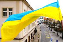 Ukrajinská vlajka na budově radnice v Benešově.