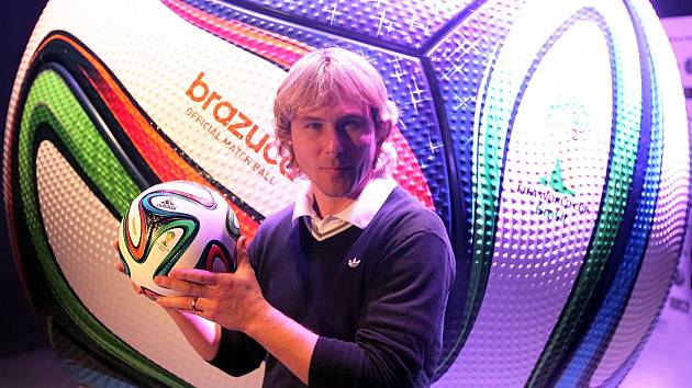 Pavel Nedvěd, fotbalista Evropy 2013 představuje oficiální míč Brazuca, kterým se odehrají zápasy na Mistrovství světa v Brazílii. 