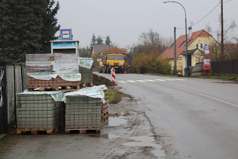 Výstavba chodníku v Chlístově komplikuje cestování po silnici z Benešova do Týnce nad Sázavou.