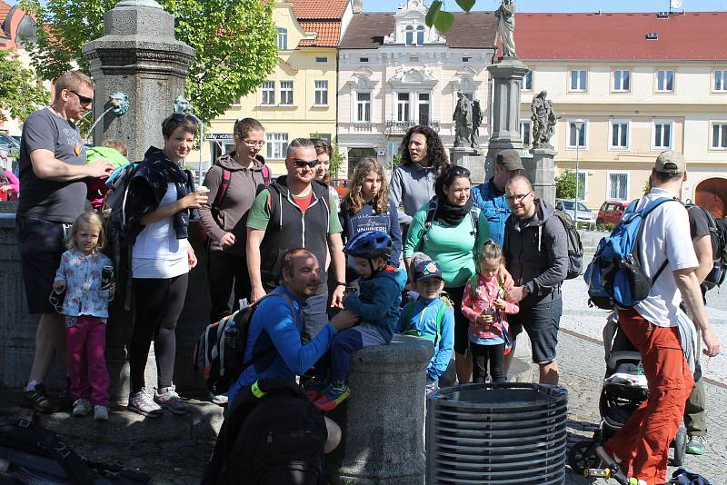 Po cestě byla startovná stanoviště pro turisty, kteří bydleli podél trasy, na Benešovsku to bylo v Týnci nad Sázavou, ve Voticích a také v Miličíně vyšli vozíčkáři a zdravotně hendikepovaní.