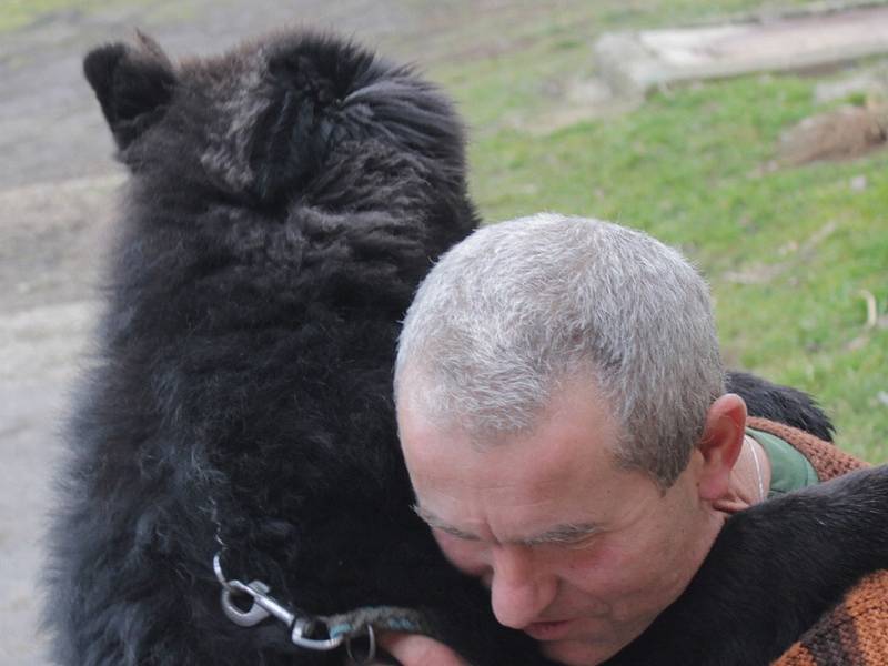 Šťastný den pro pejska i jeho nového pána, setkání v maršovickém útulku. 