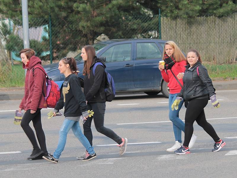 Benešovské studentky a studenti uklízeli nepořádek na okrajích města.