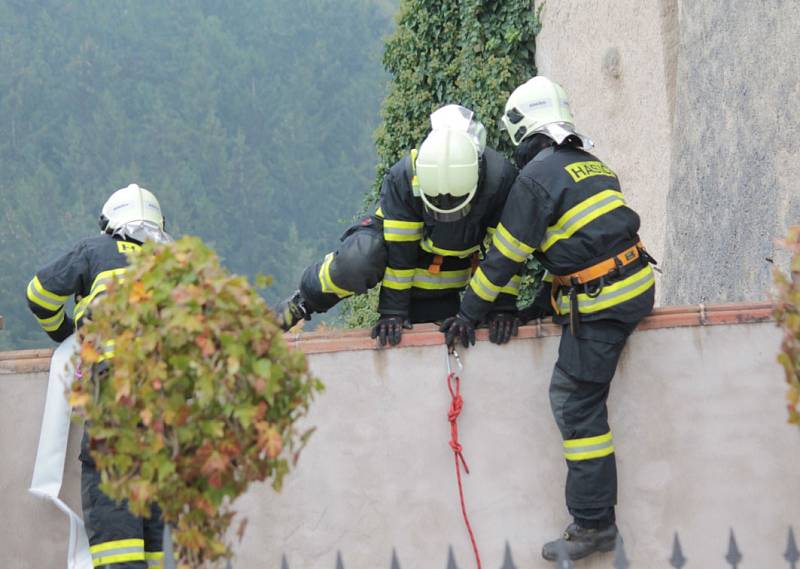 Hasičské taktické cvičení na hradu Český Šternberk.