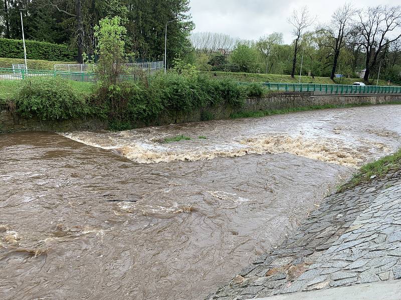 Červený potok v Hořovicích po deštích v polovině května 2021 dosáhl 2. povodňového stupně.