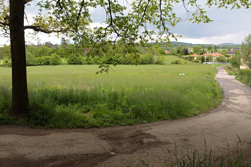 Udržet vodu v městské krajině pomůže v Týnci nad Sázavou výstavba tůněk na strouze mezi garážemi a ulicí K Zeleným vratům.