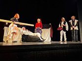Z hudebně-dramatické adaptace Molièrovy klasické komedie Zdravý nemocný v podání divadelního spolku Komorní studio Áčko v Benešově.